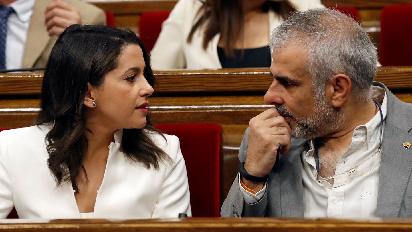 Inés Arrimadas conversa con Carlos Carrizosa en el Parlament. (EFE)