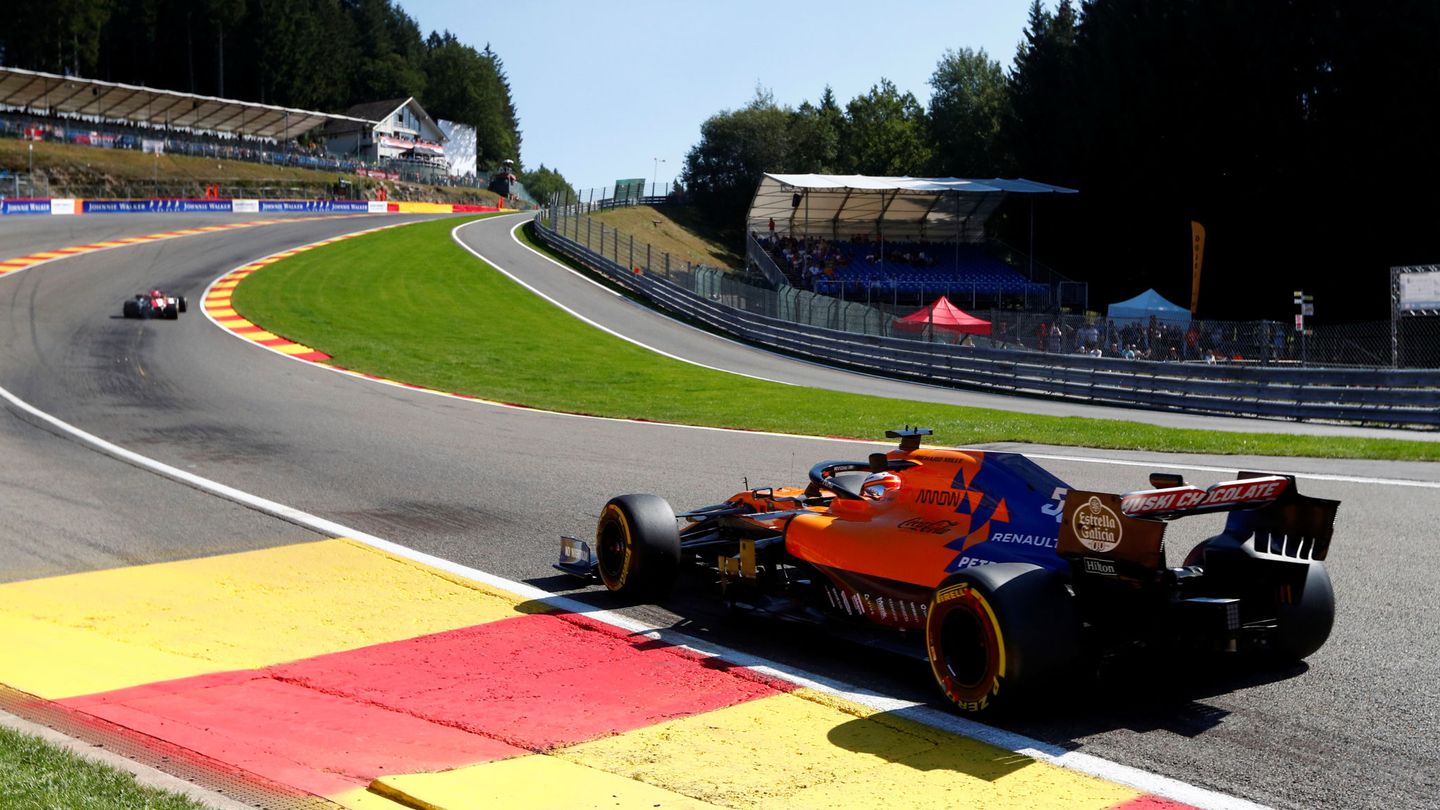 Carlos Sainz al volante del McLaren en Bélgica. (Reuters)