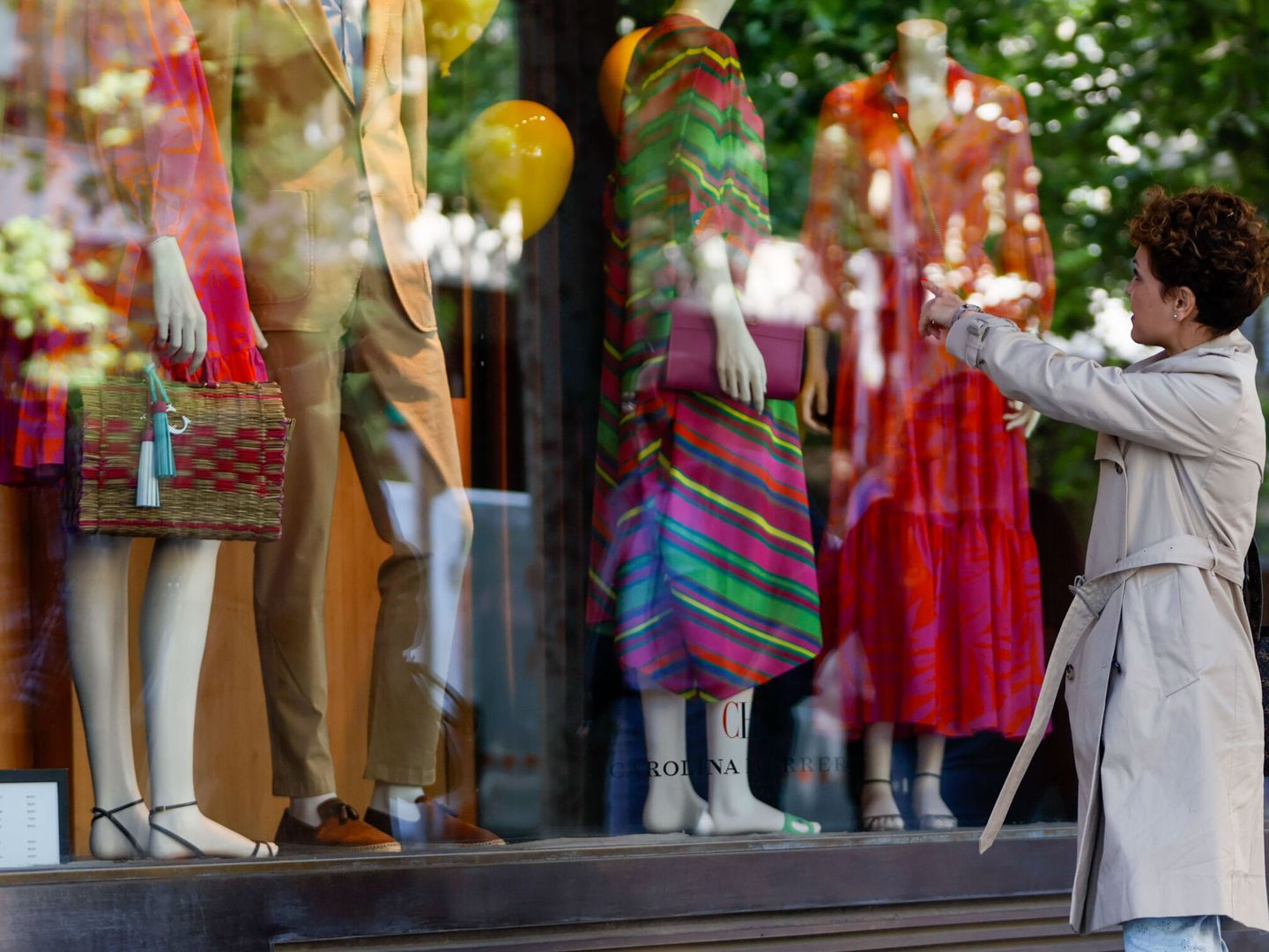 Una mujer, ante el escaparate de una céntrica tienda de ropa en Madrid. (EFE)