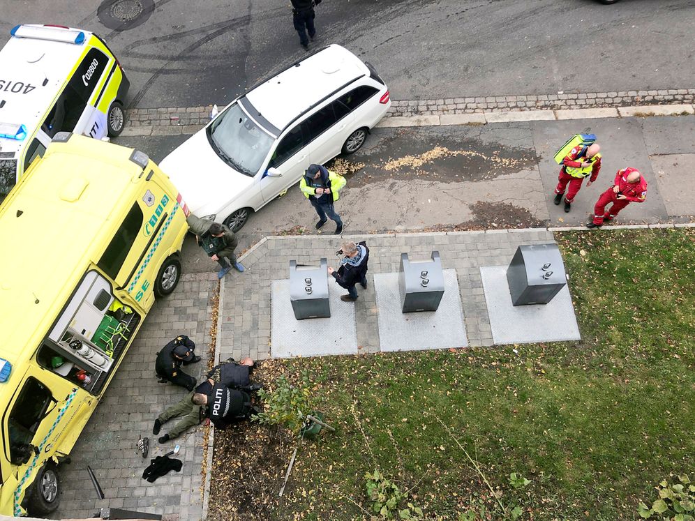 Foto: Agentes de Policía detienen al presunto autor de un atropello a varios peatones en Oslo con un furgón de ambulancia robado. (Reuters)