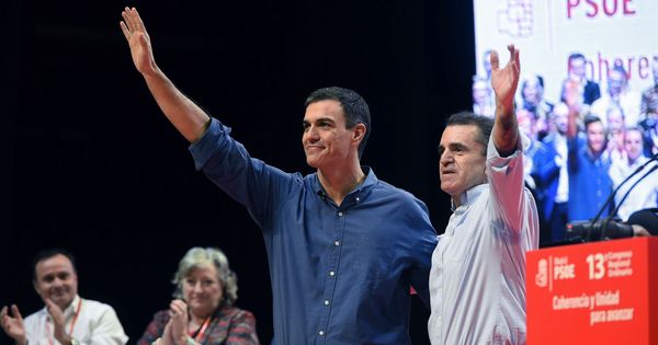 Foto: Pedro Sánchez, junto al nuevo secretario general del PSOE-M, José Manuel Franco, este 22 de octubre en Coslada. (EFE)