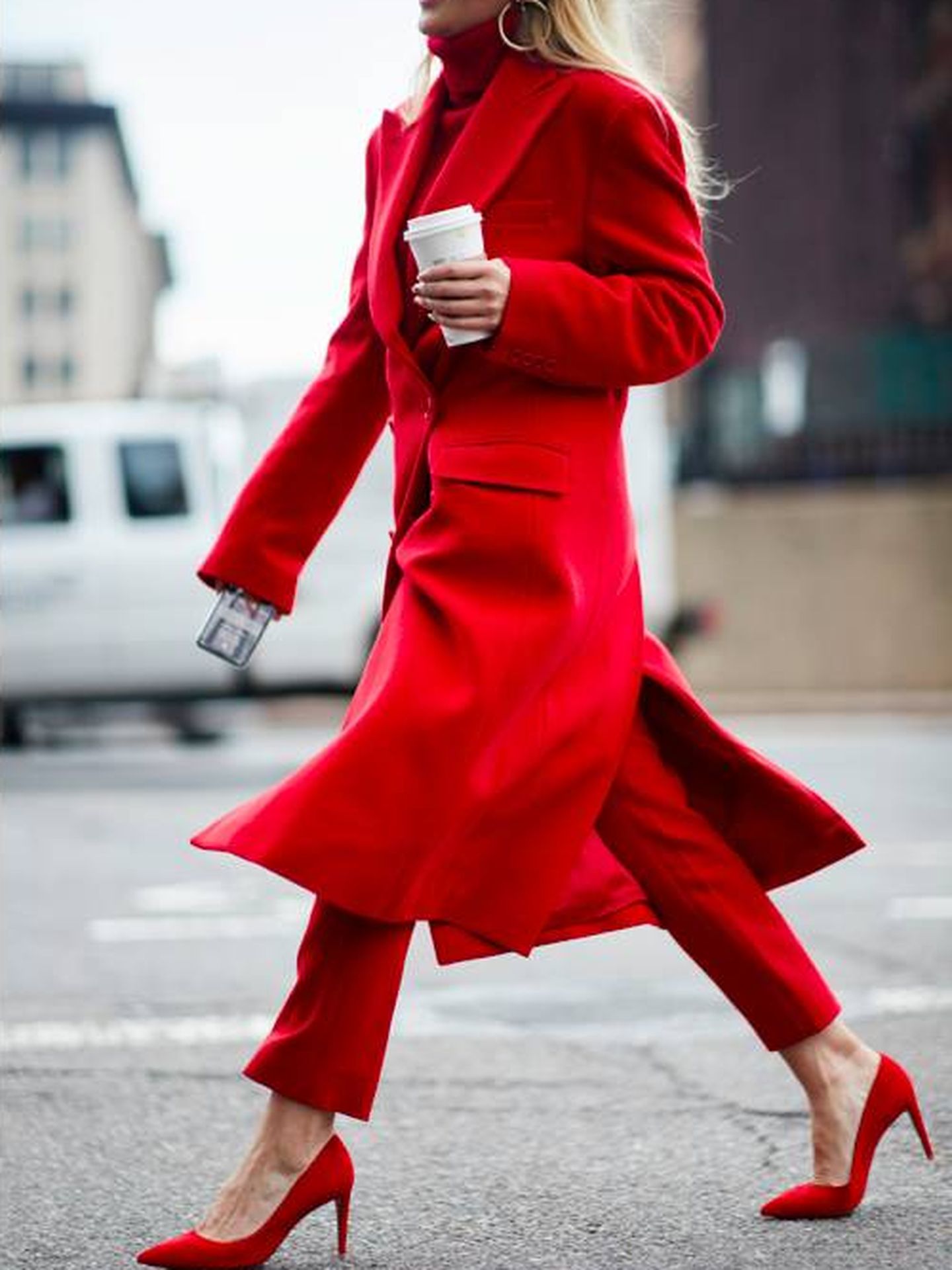 Cómo combinar un abrigo rojo con estilo en tu look
