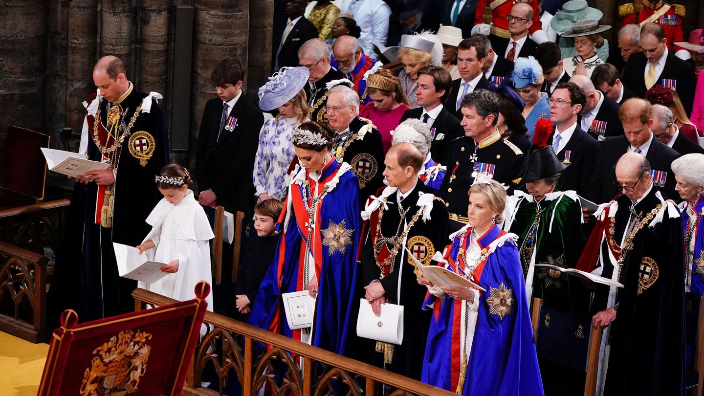 Las damas principales de la familia real con el mantón de la orden victoriana. (Reuters)
