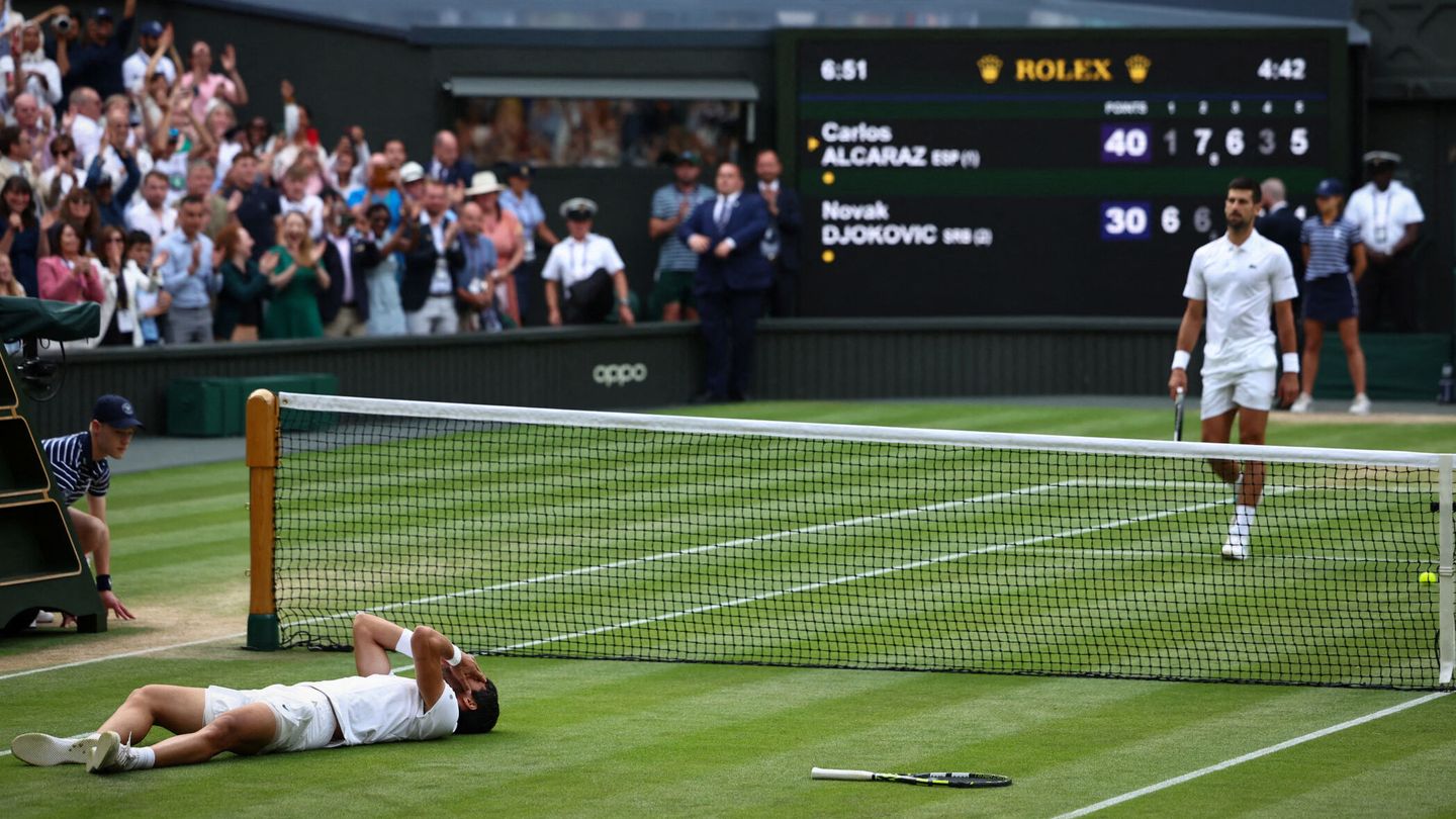 Alcaraz, tras ganarle la final de Wimbledon. (Reuters/Toby Melville)
