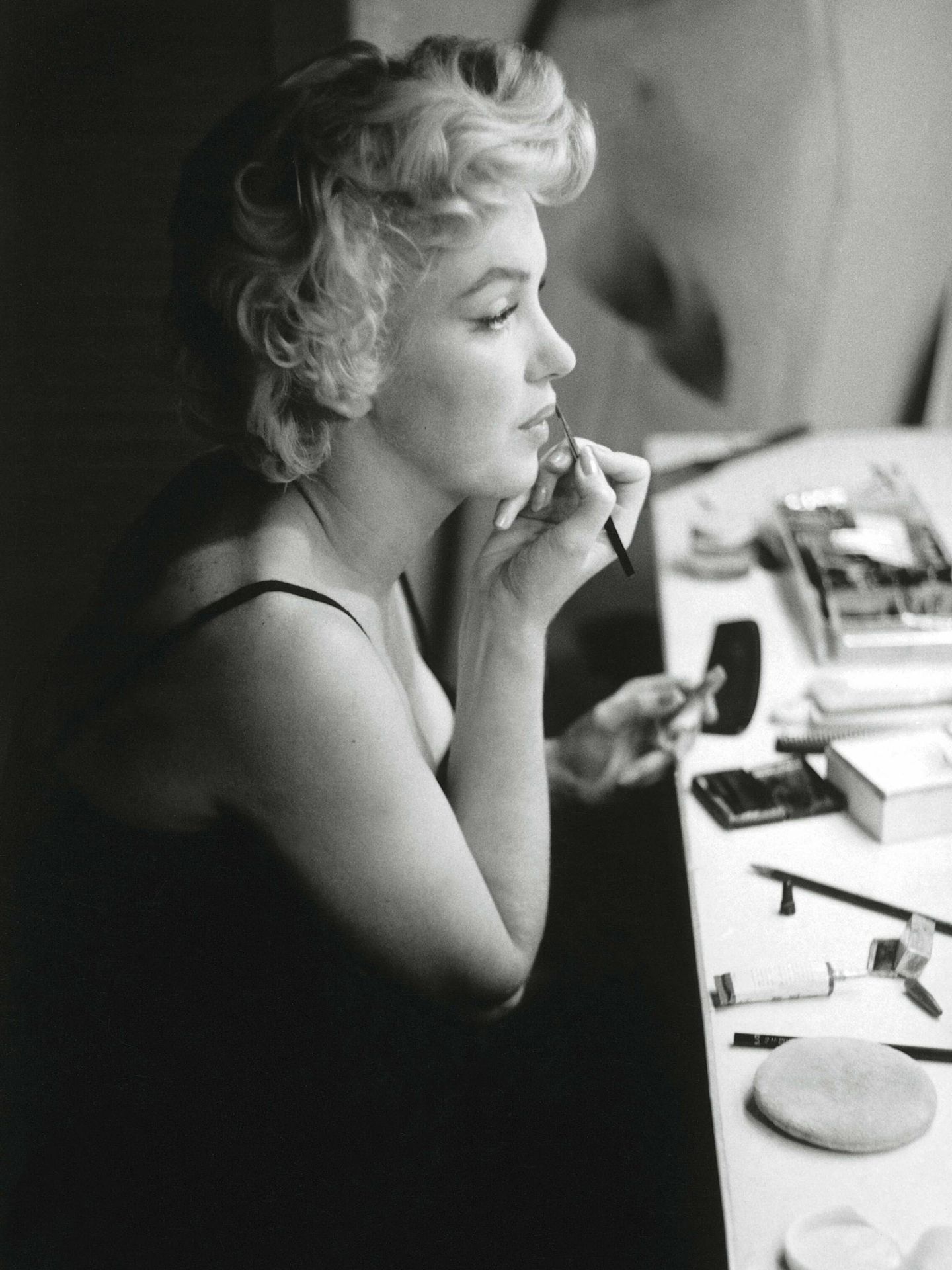 Marilyn Monroe, maquillando sus labios con un lip brush en 1956. (Roger-Viollet/Cordon Press)