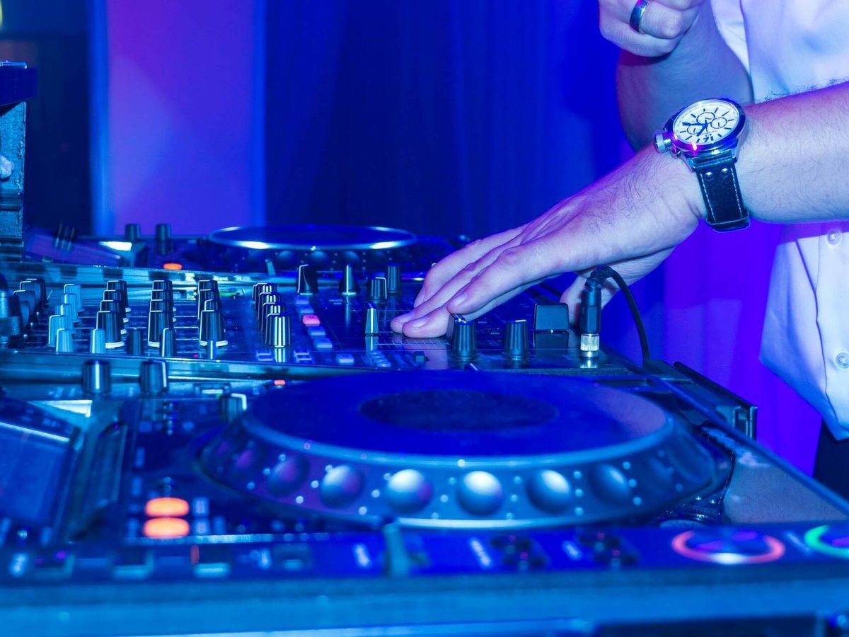Foto: Un DJ en una discoteca. (Pixabay)