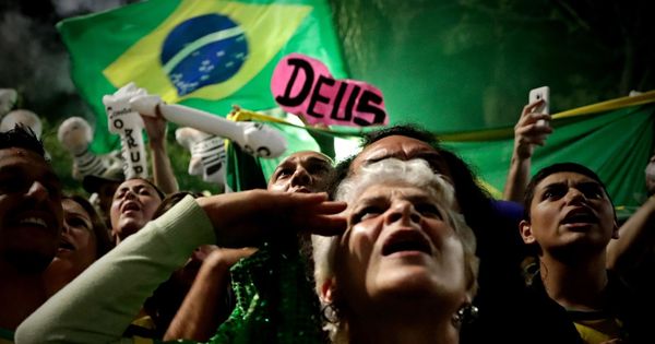 Foto: Simpatizantes del candidato a la presidencia de Brasil Jair Bolsonaro celebran su victoria. (EFE)