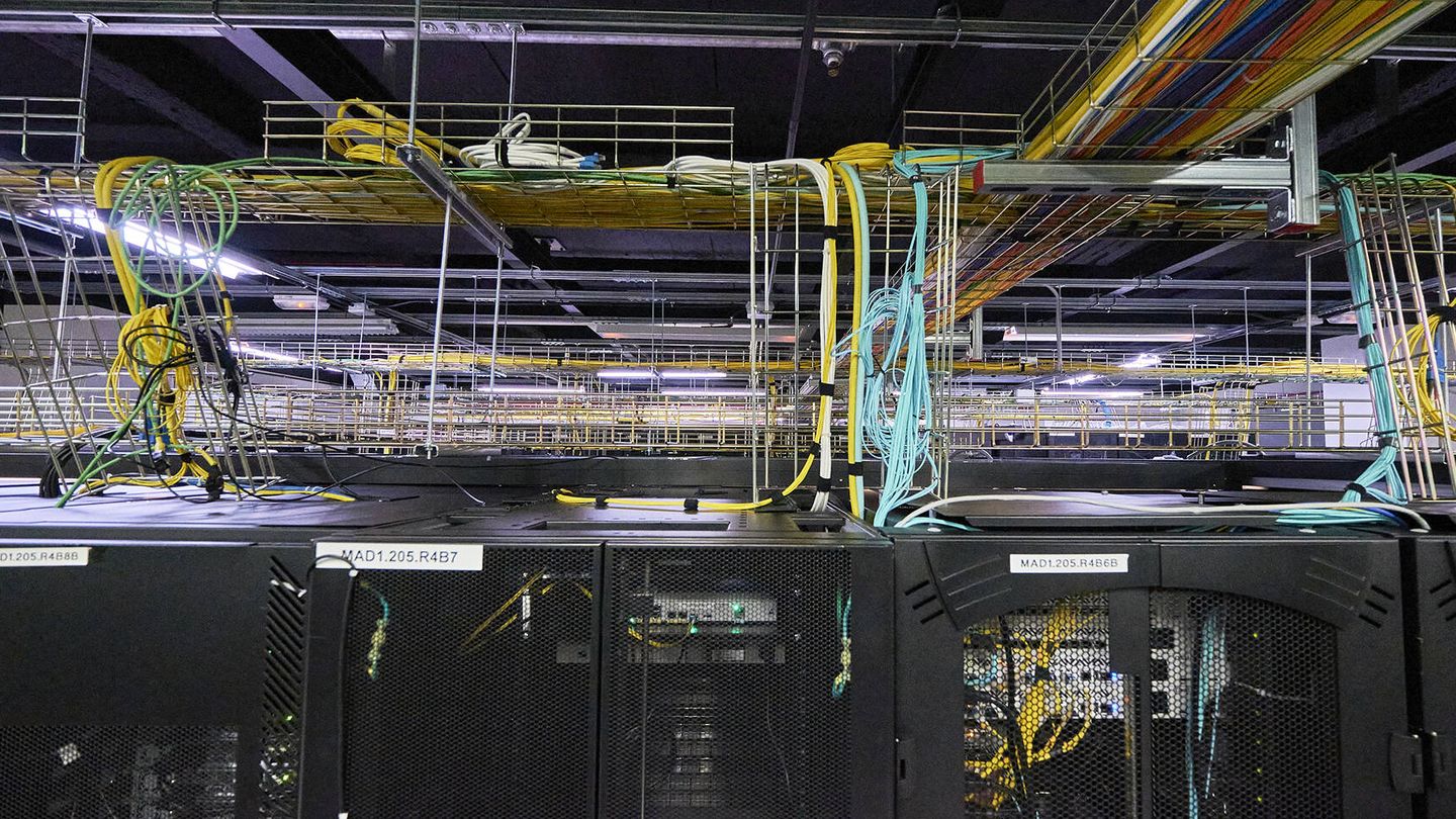 'Racks' de servidores, cableado y demás componentes en un centro de datos en Madrid. (Jesús Hellín)