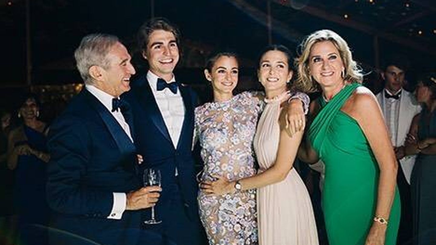 Alberto Palatchi y Susana Gallardo con sus tres hijos, en la boda de Gabriela. (Instagram)