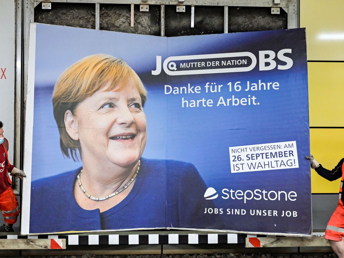 Foto: Retiran un cartel de Angela Merkel en Hamburgo. (Reuters)