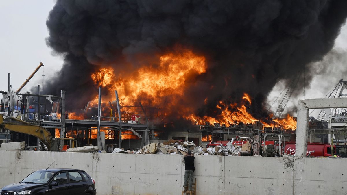 Estalla un gran incendio en el puerto de Beirut, un mes después de la explosión