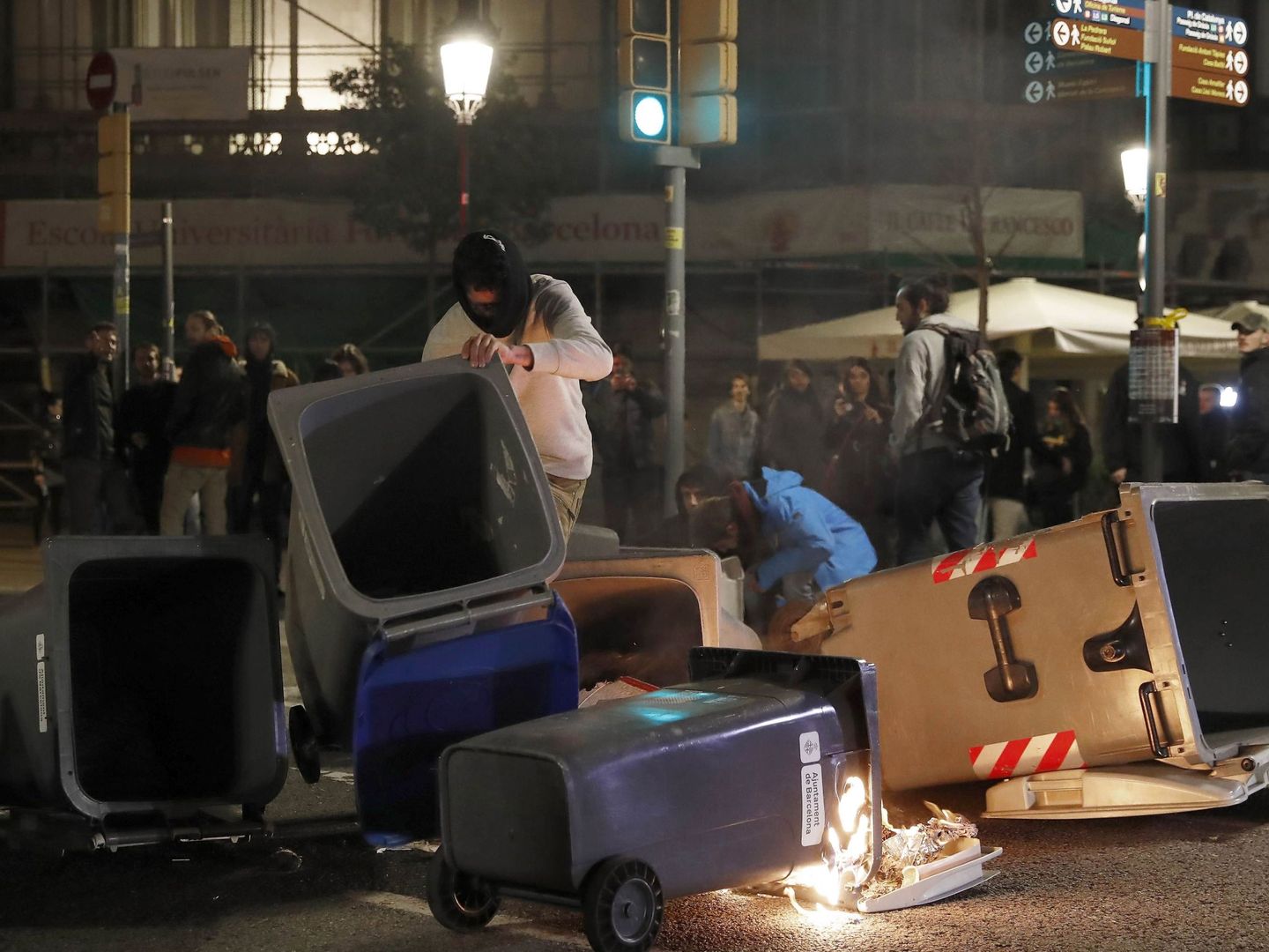 Disturbios y quema de contenedores de basura en Barcelona en una imagen de marzo. (EFE) 
