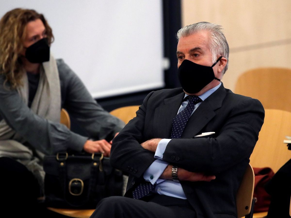Foto: El extesorero del PP Luis Bárcenas (d), sentado en el banquillo de los acusados. (EFE)