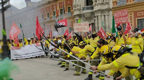 Caliente inicio del curso político en Andalucía: los bomberos forestales amenazan con salir a la calle