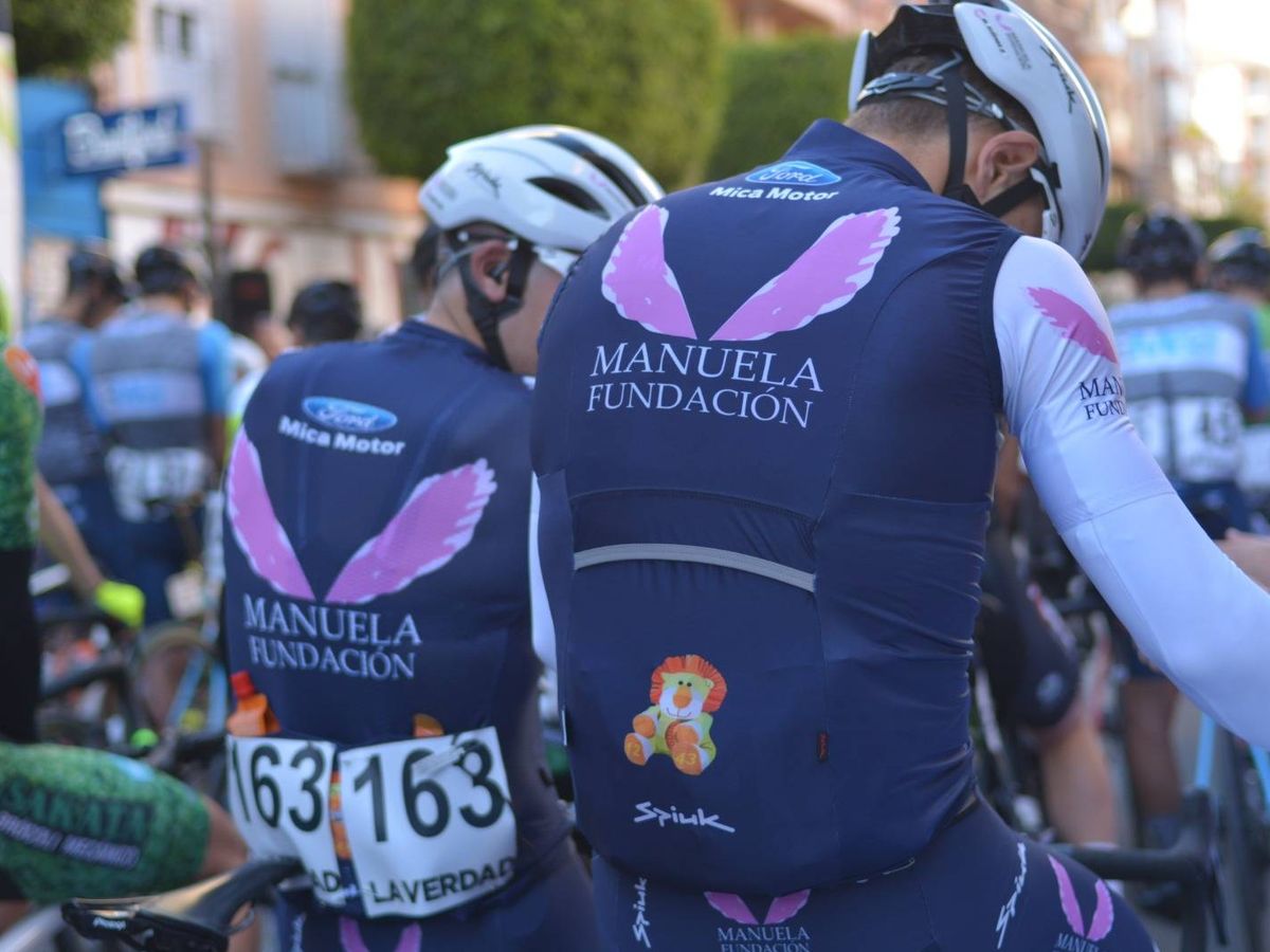 Foto: Ciclistas del Manuela Fundación sub23, en la línea de salida de la Copa España. (Facebook)