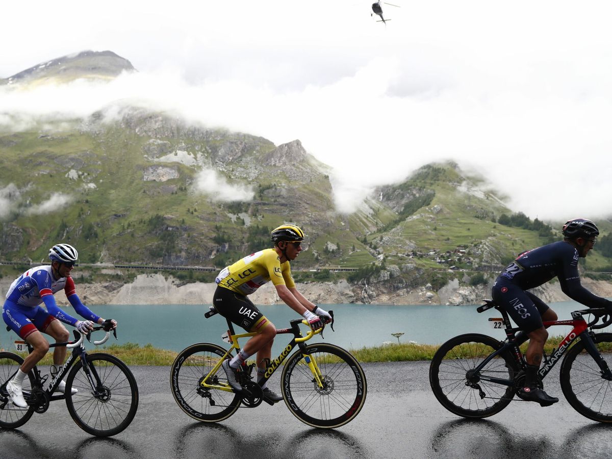 Foto: Pogacar y Carapaz durante la novena etapa del Tour. (Efe)