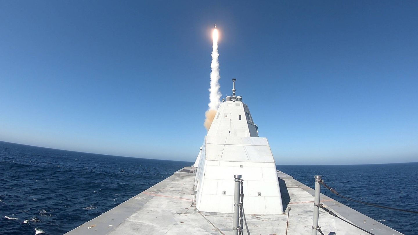 Lanzamiento de un SM-2 desde el USS Zumwalt. (US Navy)