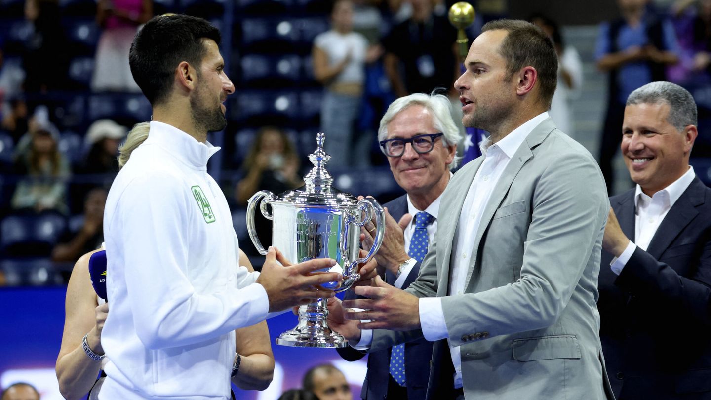 Roddick da el título de campeón del US Open a Djokovic. (Reuters/Mike Segar)
