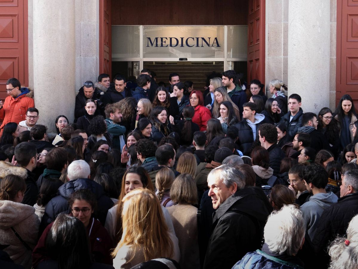 Foto: Entrada de la Facultad de Medicina de la Universidad de Santiago de Compostela. (Europa Press/César Arxina)