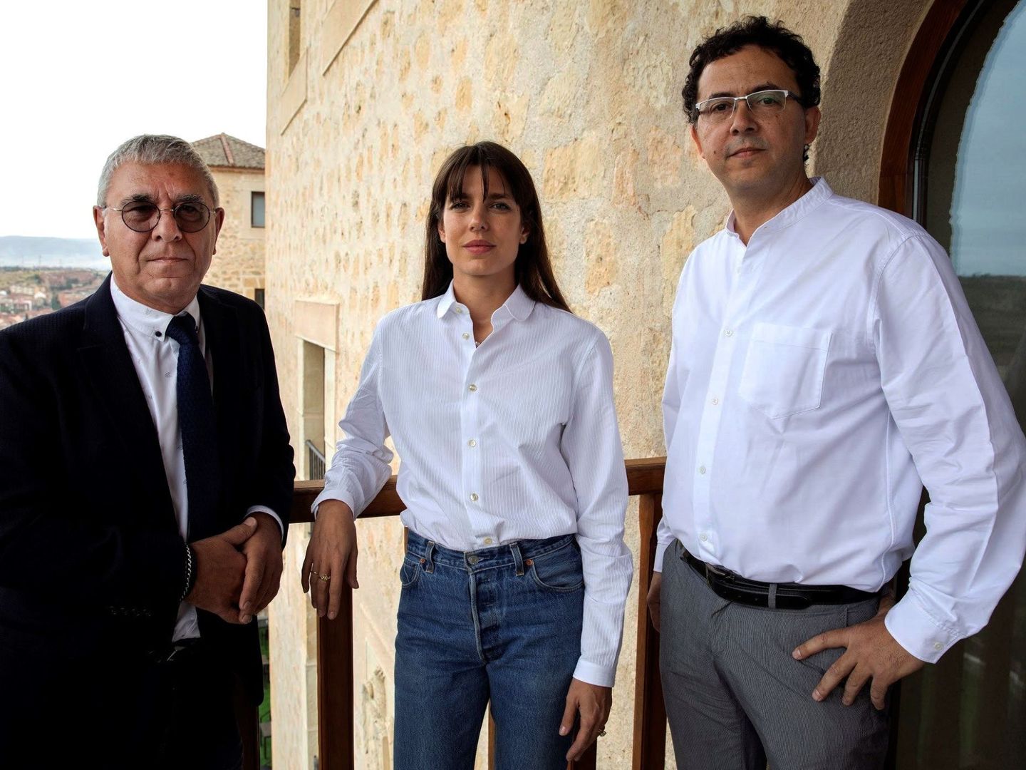 Carlota Casiraghi, con el filosófo Robert Maggiori y el editor Leopoldo Kulesz en Segovia. (EFE)