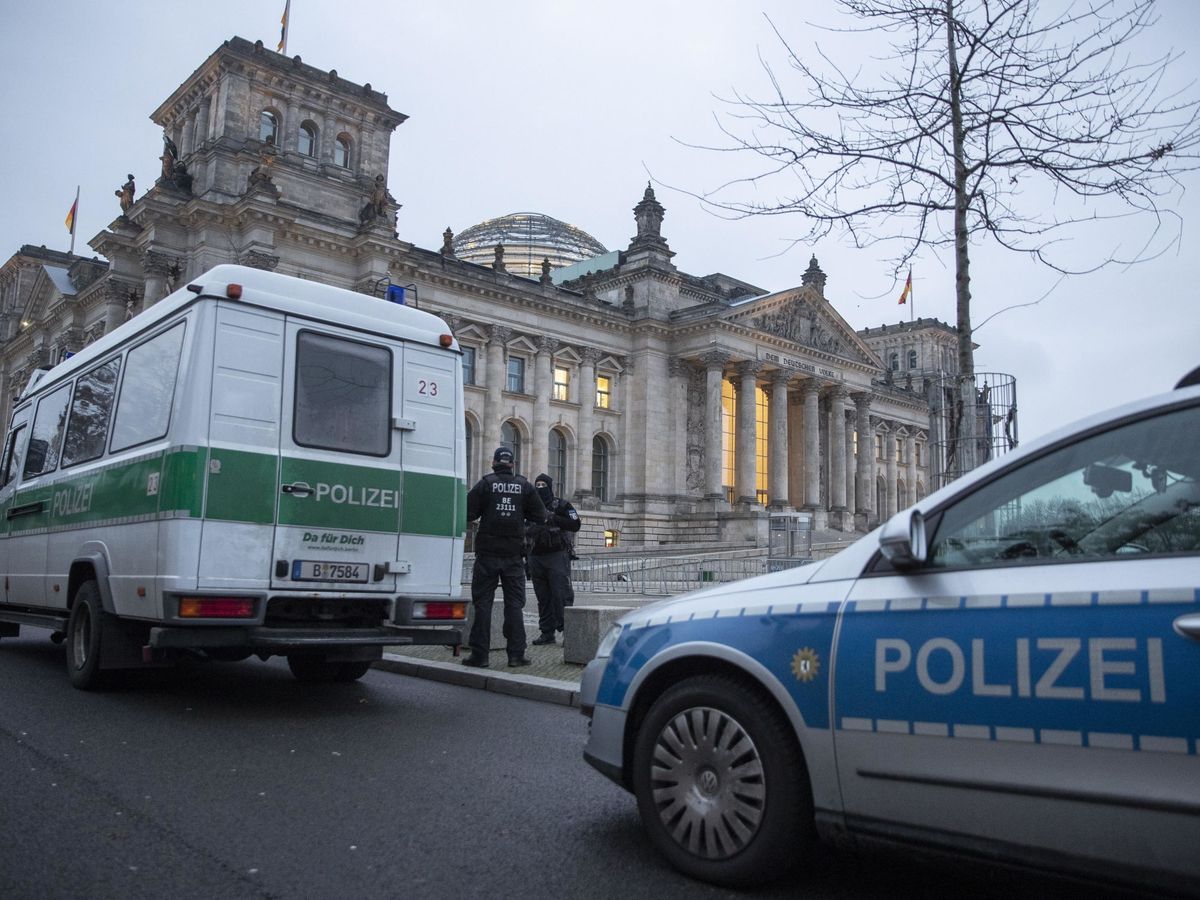 Foto: Coches de policía frente al Bundestag, en Berlín. (EFE)