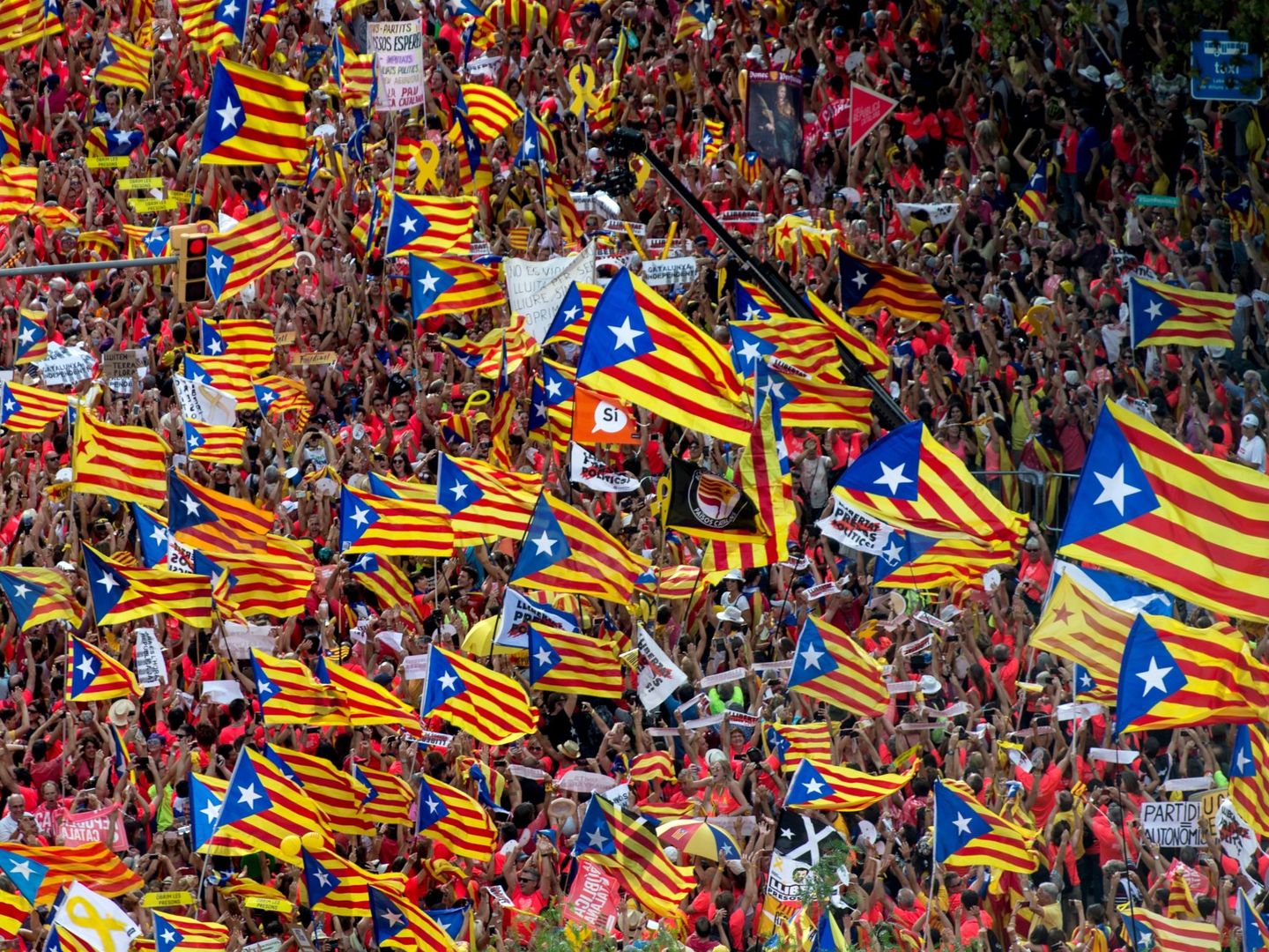 Banderas separatistas el día de la Diada. (EFE)