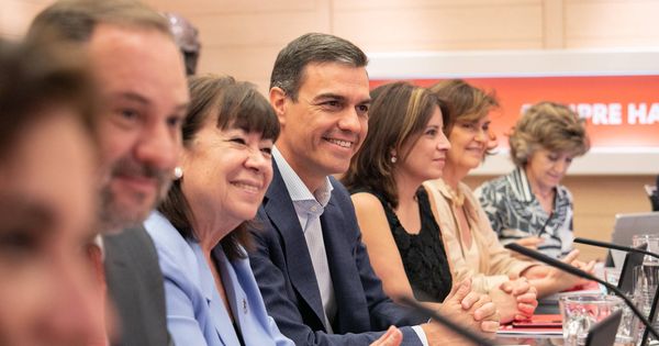 Foto: Pedro Sánchez, flanqueado por Cristina Narbona y Adriana Lastra, este lunes durante la reunión de la ejecutiva del PSOE en Ferraz. (Eva Ercolanese | PSOE)