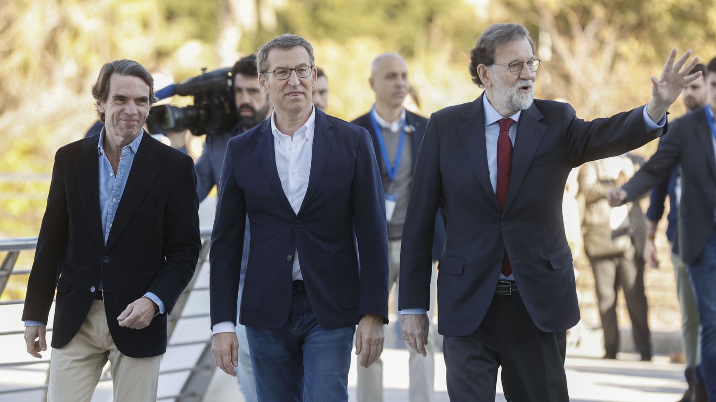 Feijóo, con Aznar y Rajoy en Valencia. (EFE)