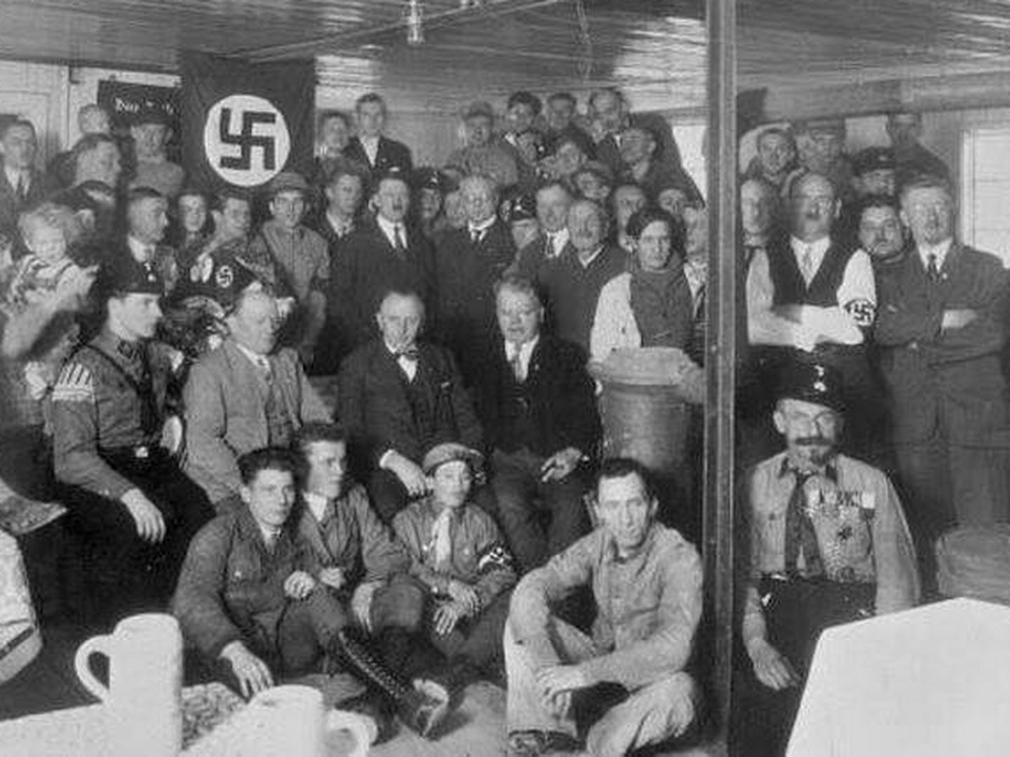 Adolf Hitler junto a miembros del recién creado partido nazi en 1920.