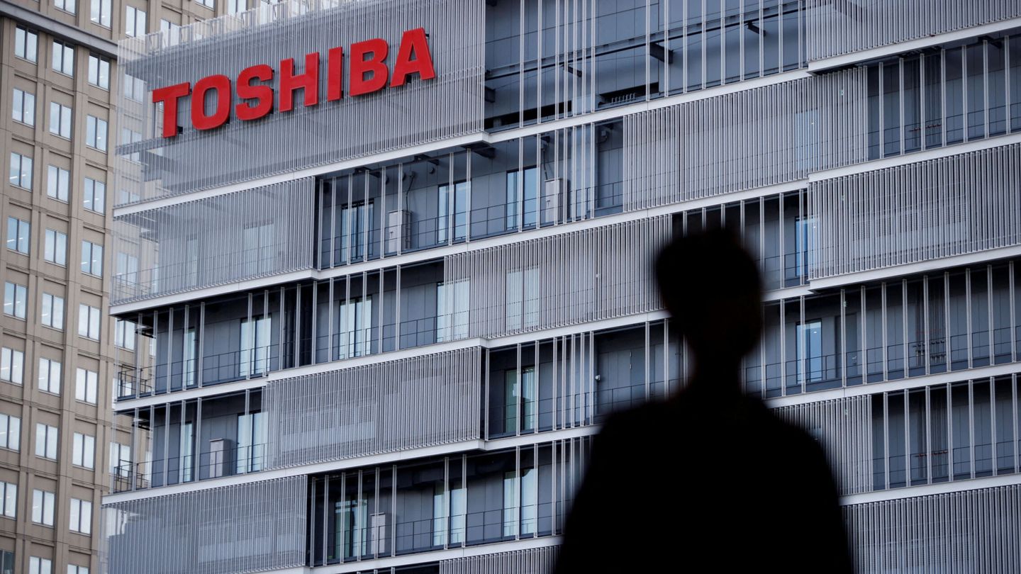 Logo de Toshiba en una de sus oficinas. 