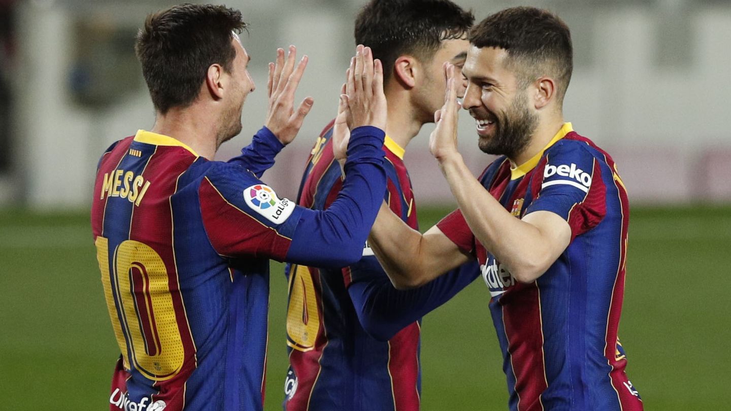 Messi y Jordi Alba celebran un gol. (Efe)