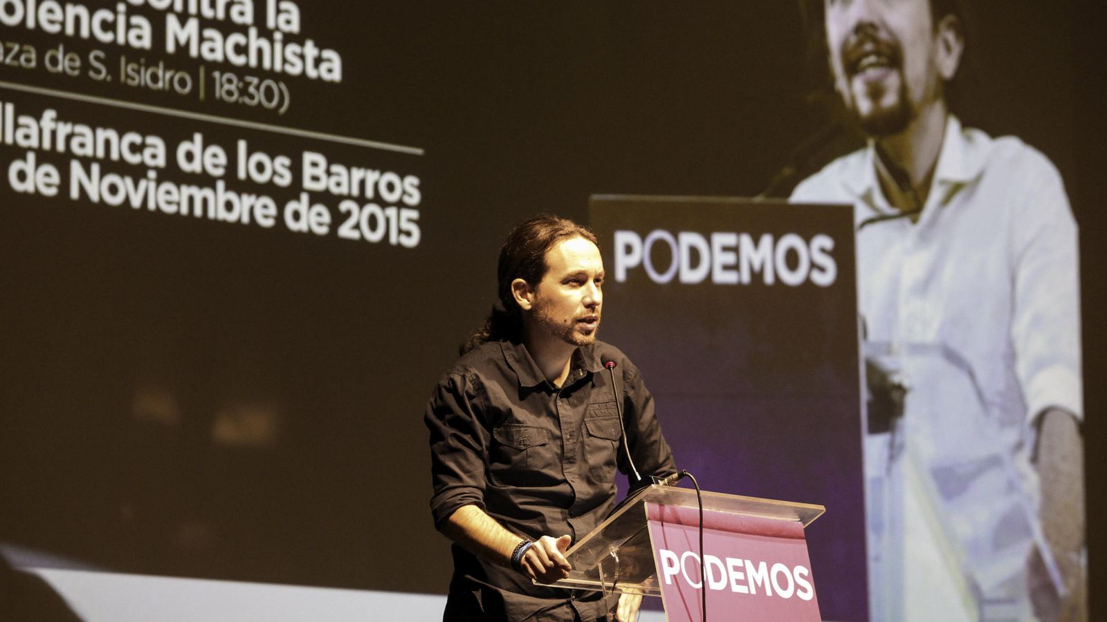 Foto: El candidato a la Presidencia del Gobierno de Podemos, Pablo Iglesias, durante su intervención en un acto ayer en Villafranca de los Barros, Badajoz. (EFE)
