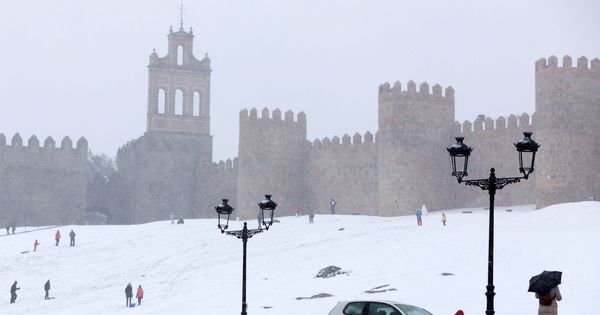 Foto: La nieve cubre la provincia de Ávila desde la víspera del Día de Reyes. (EFE)