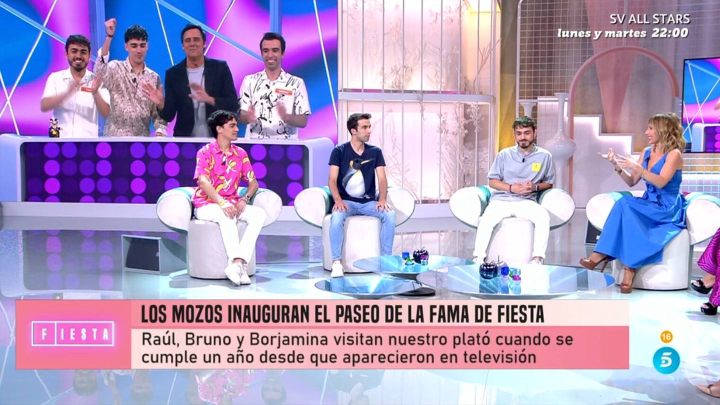 Los Mozos de Arousa y la presentadora Emma García en 'Fiesta'. (Mediaset)