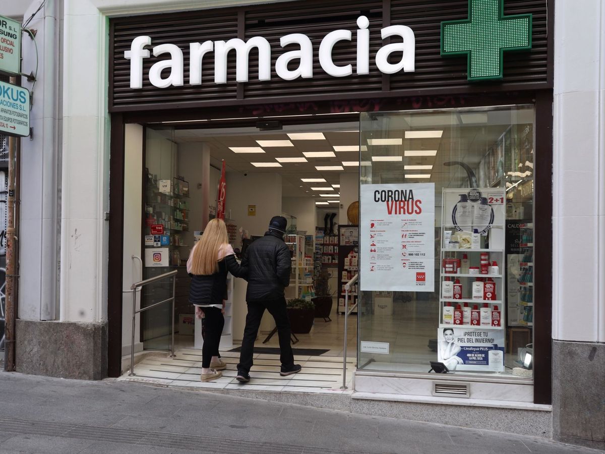 Foto: Una farmacia en la calle Carretas en Madrid. (EFE/Kiko Huesca)