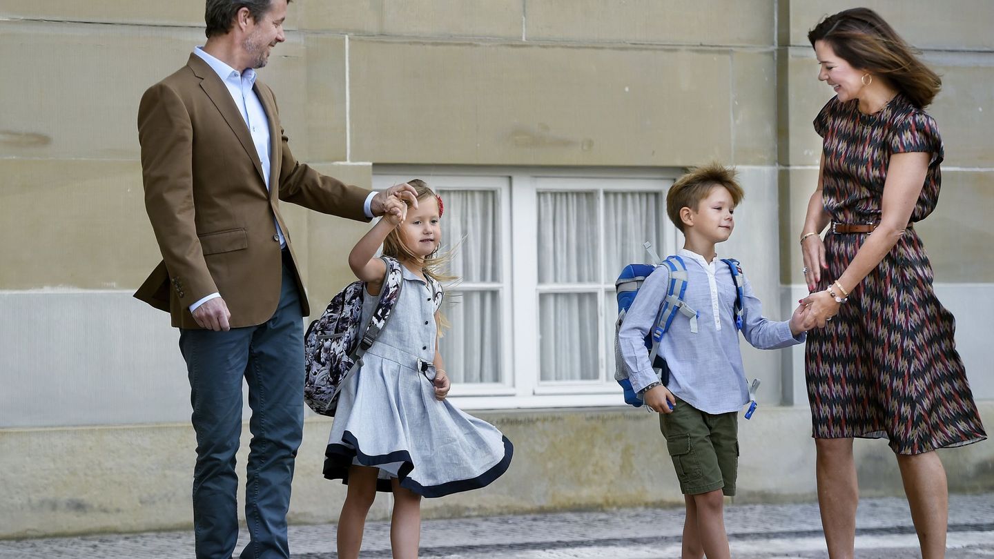 El príncipe heredero Federico de Dinamarca y su esposa, la princesa Mary, acompañan a sus gemelos, los príncipes Vincent y Josephine, delante del Castillo Amalienburgo, en el primer día de colegio de los niños en Copenhaguen. (Efe)
