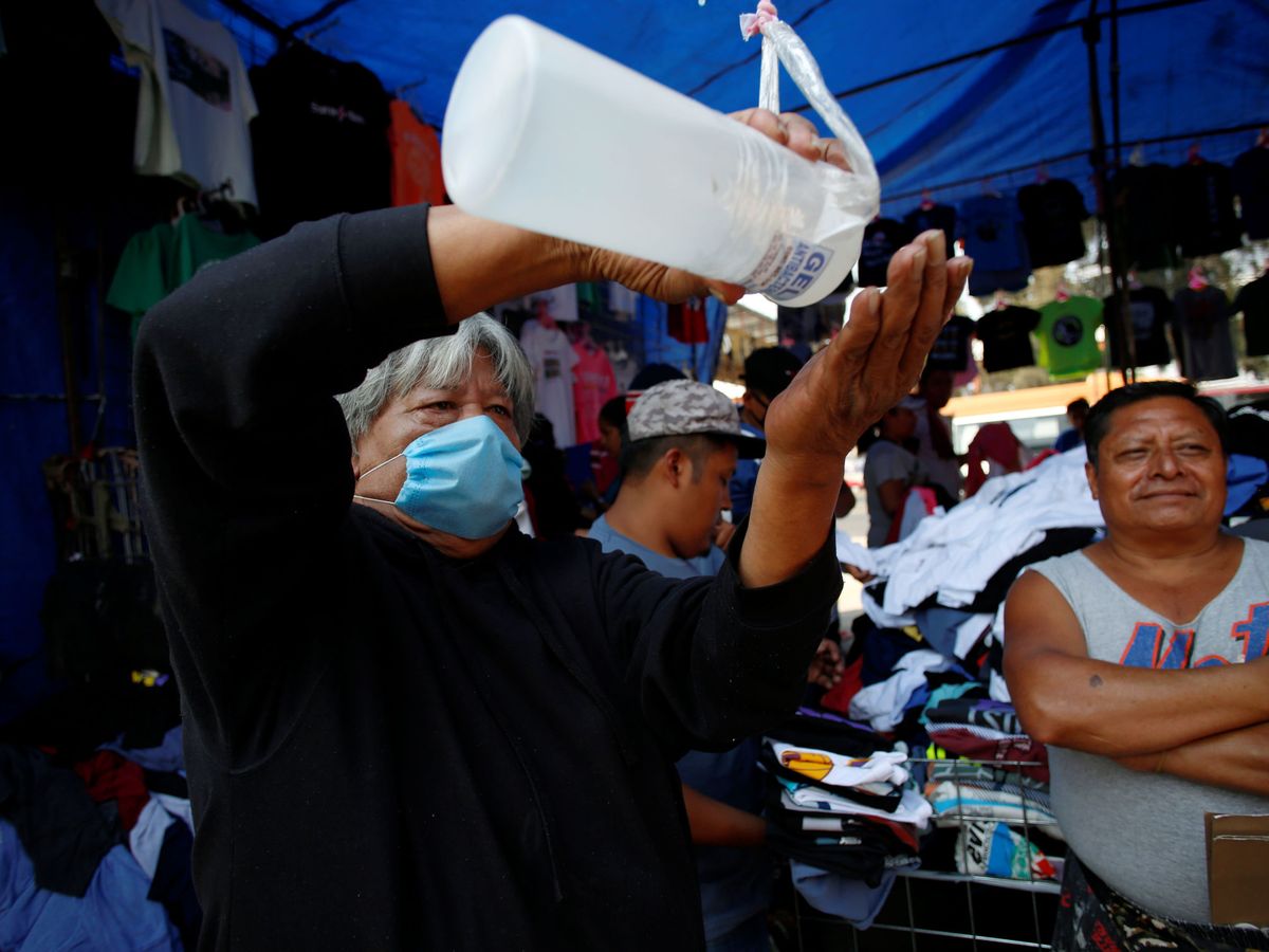 Foto: Un vendedor callejero se aplica gel antiséptico (Reuters)