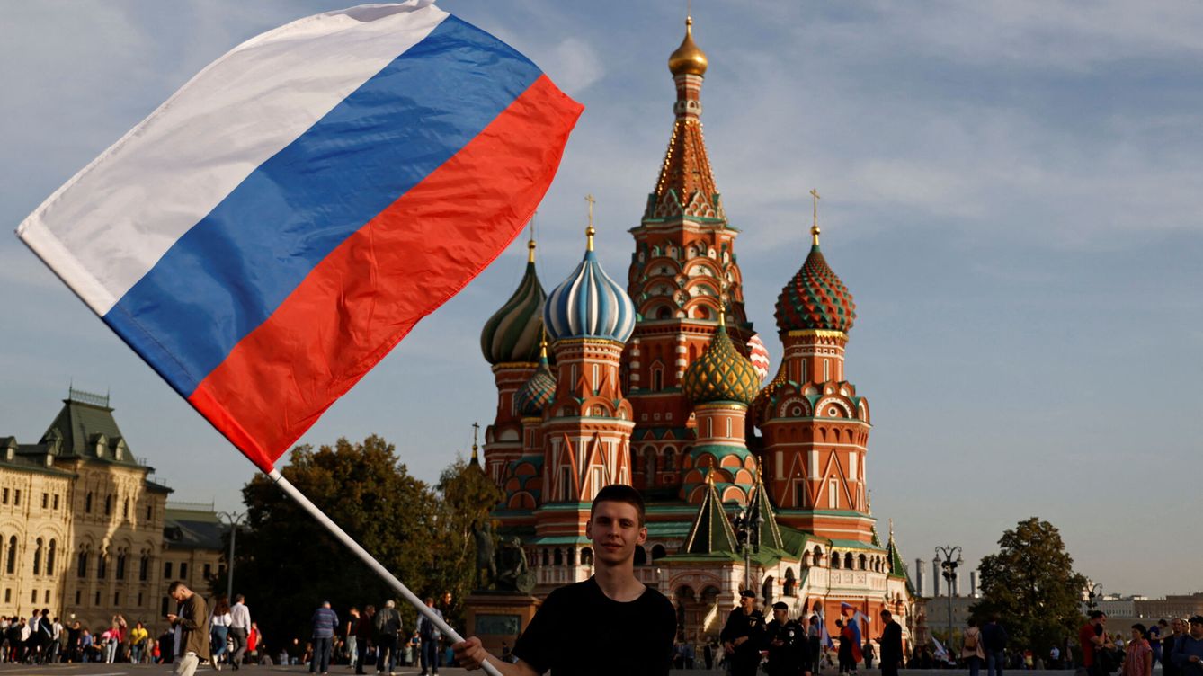 Foto: Un joven ondea una bandera rusa en la Plaza Roja antes de una concentración para conmemorar el primer aniversario de la anexión rusa de cuatro regiones de Ucrania, en Moscú, Rusia. (Reuters / Stringer)