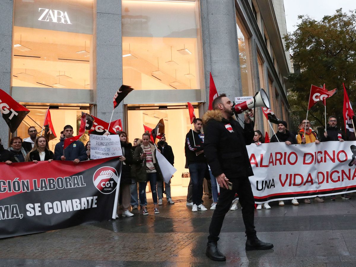 Foto: Manifestación de este jueves de dependientes de Inditex frente al Zara de plaza de España en Madrid. (Reuters/Violeta Santos Moura)