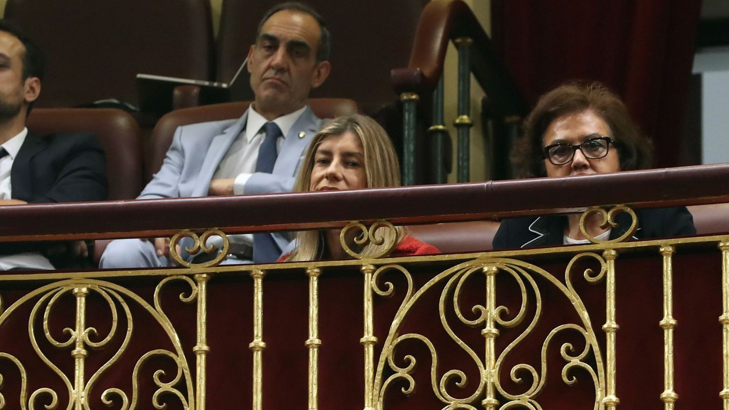 Begoña Gómez, mujer de Pedro Sánchez, en la tribuna de invitados, junto con los padres del ya presidente, Pedro y Magdalena, este 1 de junio. (EFE)