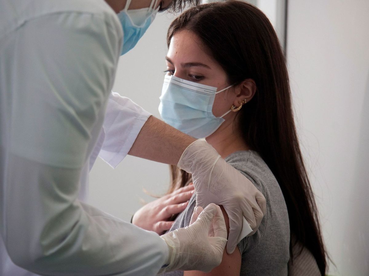 Foto: Una estudiante de enfermería de la Universidad de Zaragoza en Huesca recibe la vacuna . (EFE) 