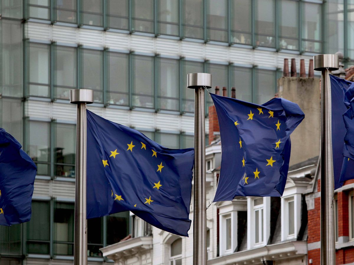 Foto: Banderas de la UE en Bruselas. (EFE/Olivier Hoslet)