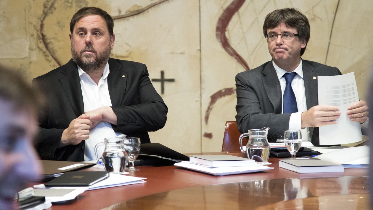 El presidente de la Generalitat, Carles Puigdemont (d), junto al 'conseller' de Economía, Oriol Junqueras.