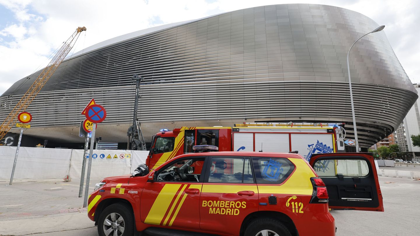 Los servicios de emergencias en el Santiago Bernabéu. (EFE)