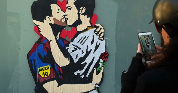 Foto: Grafiti en Barcelona con una supuesta imagen de amor entre Messi y Cristiano. (EFE)
