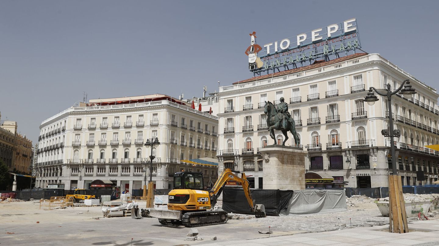 La estatua ecuestre de Carlos III en la Puerta del Sol rodeada de maquinaria y material de construcción. (EFE/Emilio Naranjo)