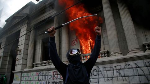 Al menos 37 detenidos en Guatemala tras prender fuego al Congreso como protesta
