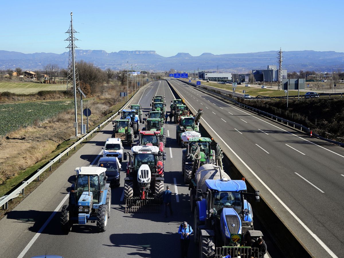 Foto: Decenas de tractores se concentran a las afueras de Vic (Barcelona) cortando la confluencia de la C-25 y la C-17. (EFE/Siu Wu)