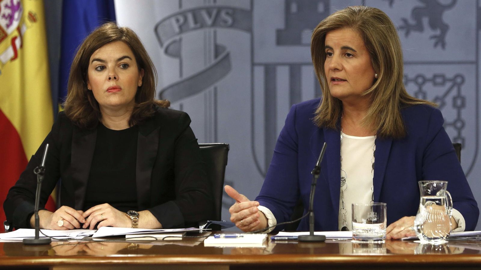 Foto: La vicepresidenta del Gobierno, Soraya Sáenz de Santamaría, y la ministra de Empleo, Fátima Báñez (d). (EFE)