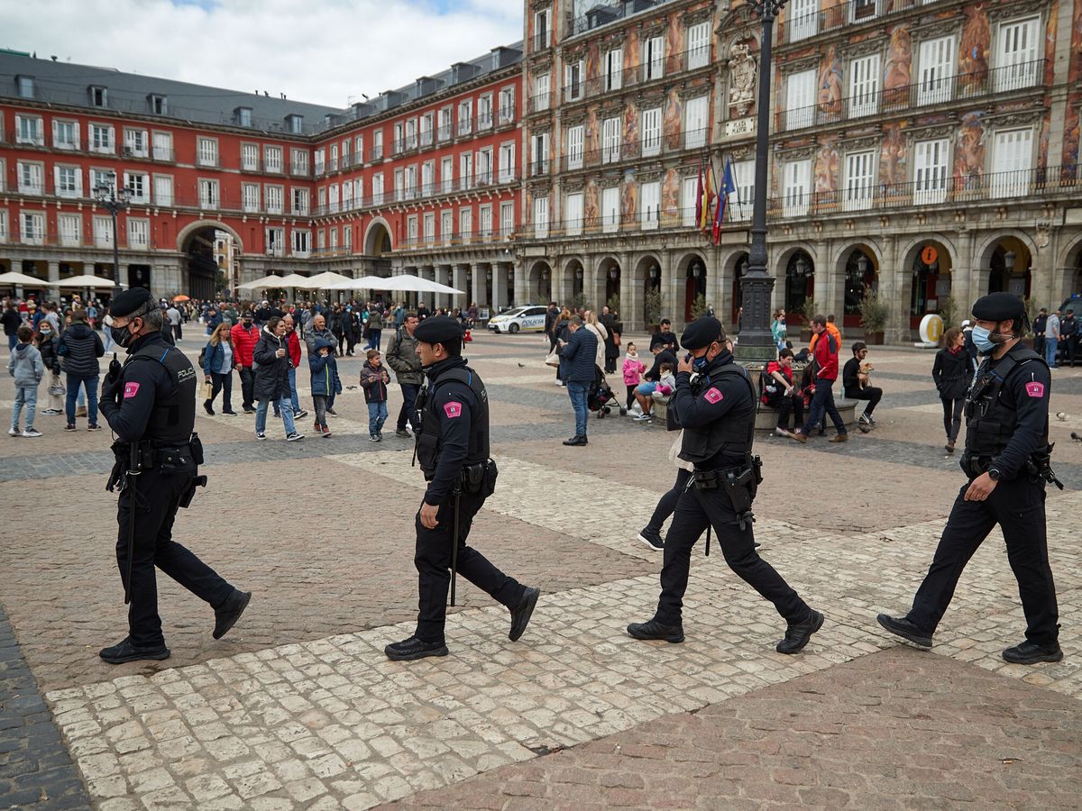 Foto: La policía Nacional vigila a los seguidores del Chelsea en la Plaza Mayor. (EFE/Miguel Osés)